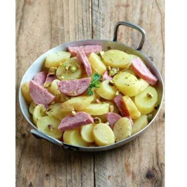 Salade de pommes de terre DÉLICATESSE®, saucisson lyonnais et pistaches