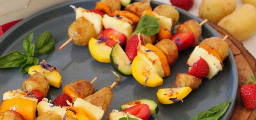 Brochettes végétariennes aux fraises, haloumi grillé et légumes avec les pommes de terre Délicatesses !