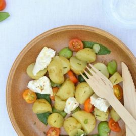 Salade d’été pomme de terre DÉLICATESSE®, tomates cerise, pois gourmands, fèves, burrata