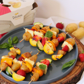 Brochettes végétariennes aux fraises, haloumi grillé et légumes avec les pommes de terre Délicatesses