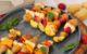 Brochettes végétariennes aux fraises, haloumi grillé et légumes avec les pommes de terre Délicatesses